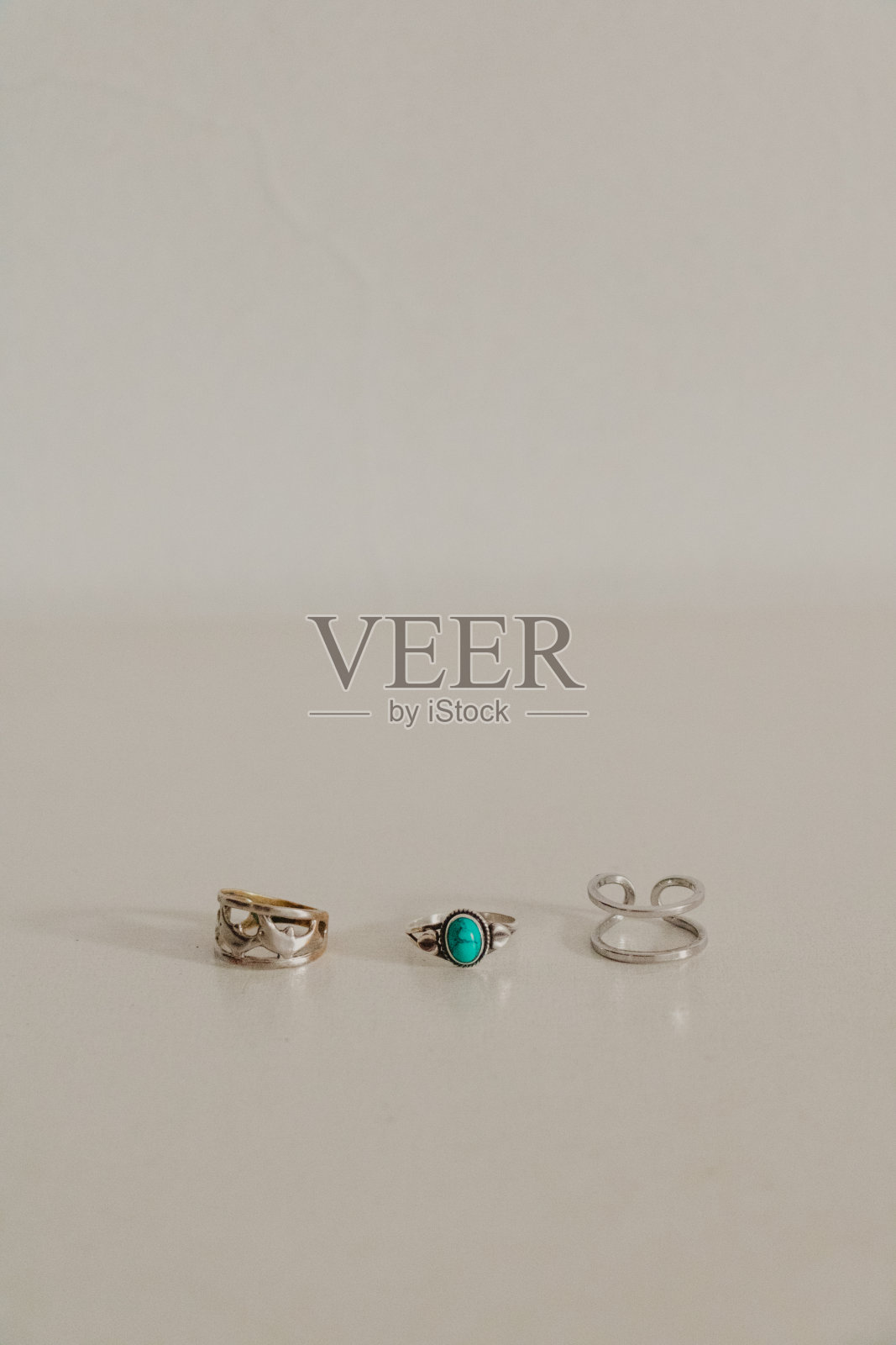 在空白背景上孤立的环照片摄影图片