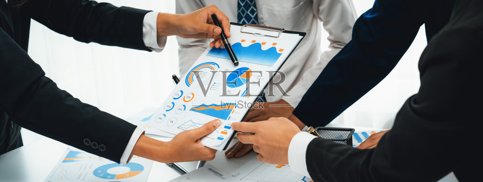 商务人士小组会议，分享想法，讨论盈利报告照片摄影图片