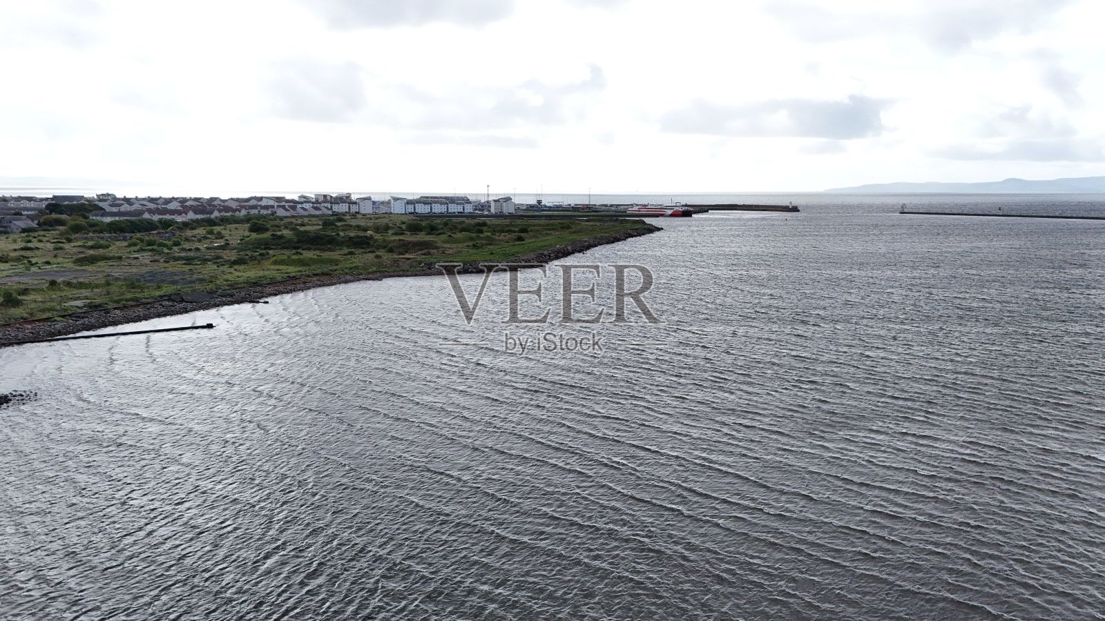 鸟瞰苏格兰阿德罗桑迷人的海岸线，以湛蓝的海水为特色照片摄影图片