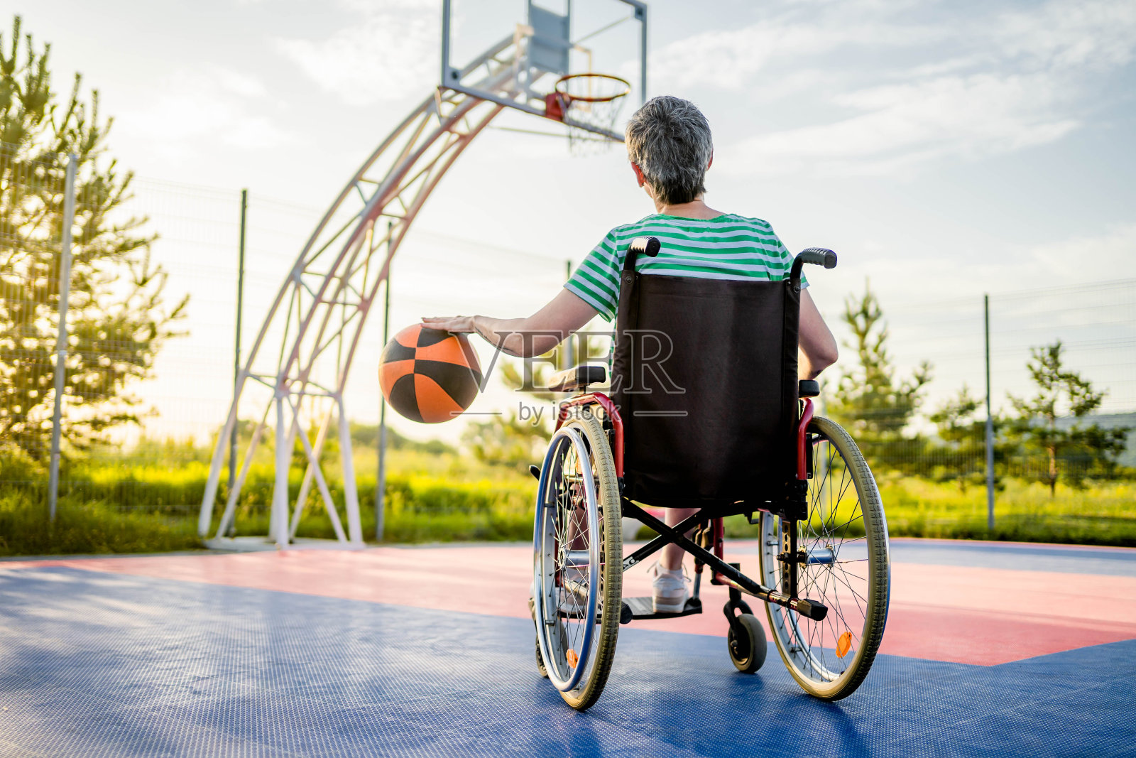 残疾妇女玩篮子照片摄影图片