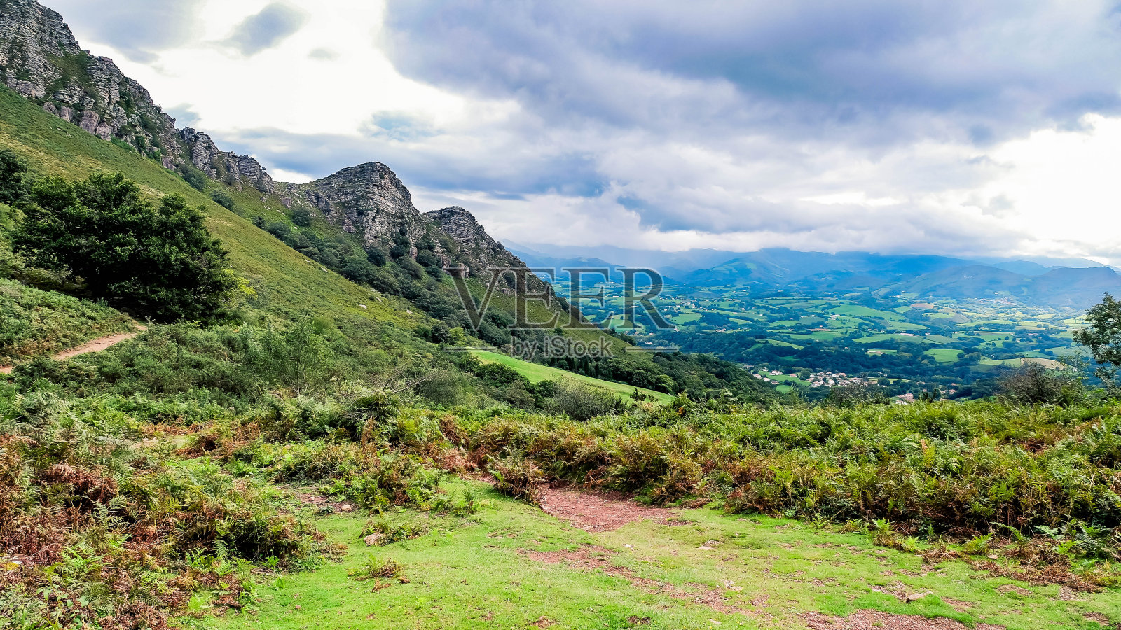 在隆河徒步旅行时拍摄的巴斯克地区壮丽的景色和绿色的山脉照片摄影图片