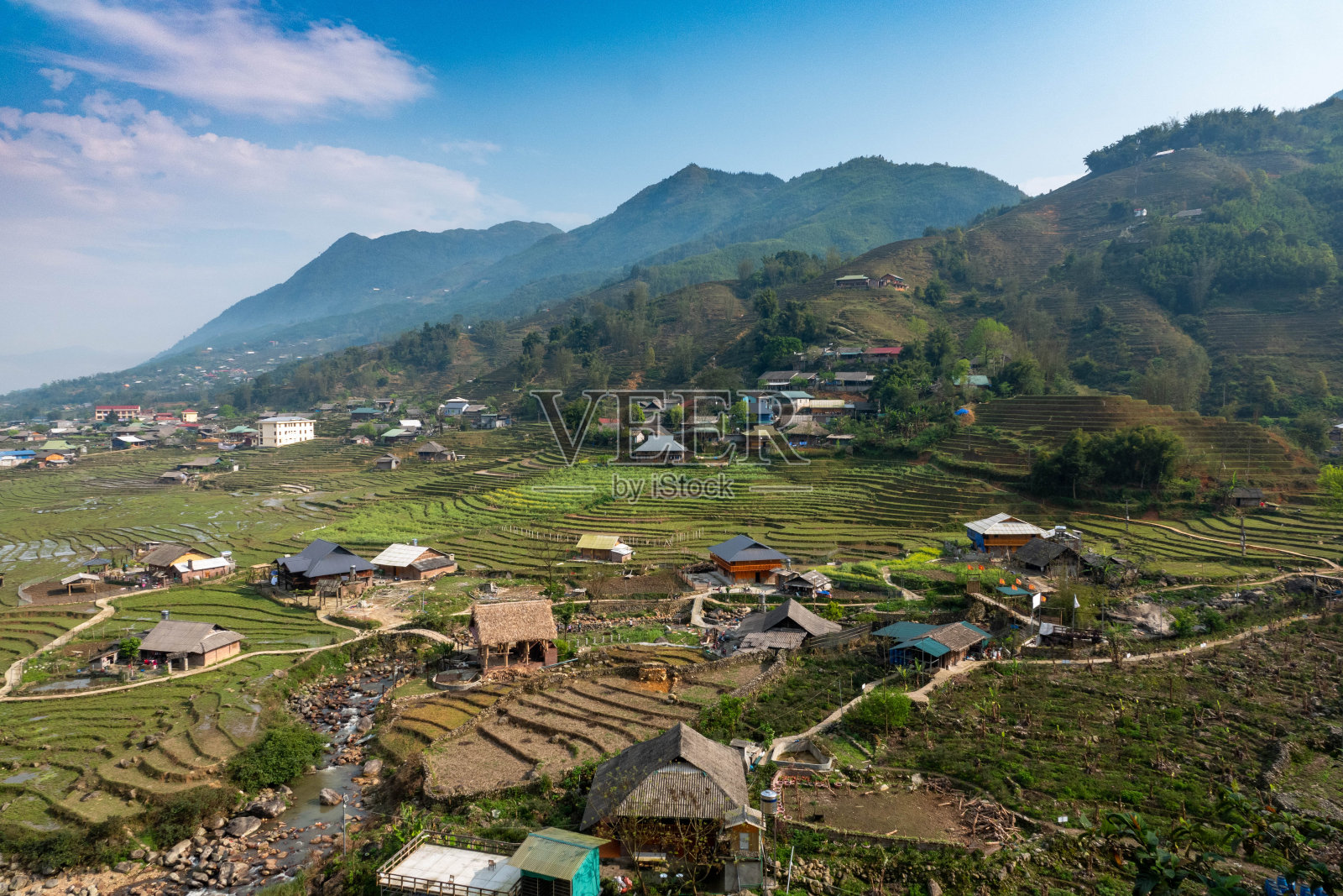越南北部的山谷，靠近萨帕。许多分散的农舍和梯田。照片摄影图片