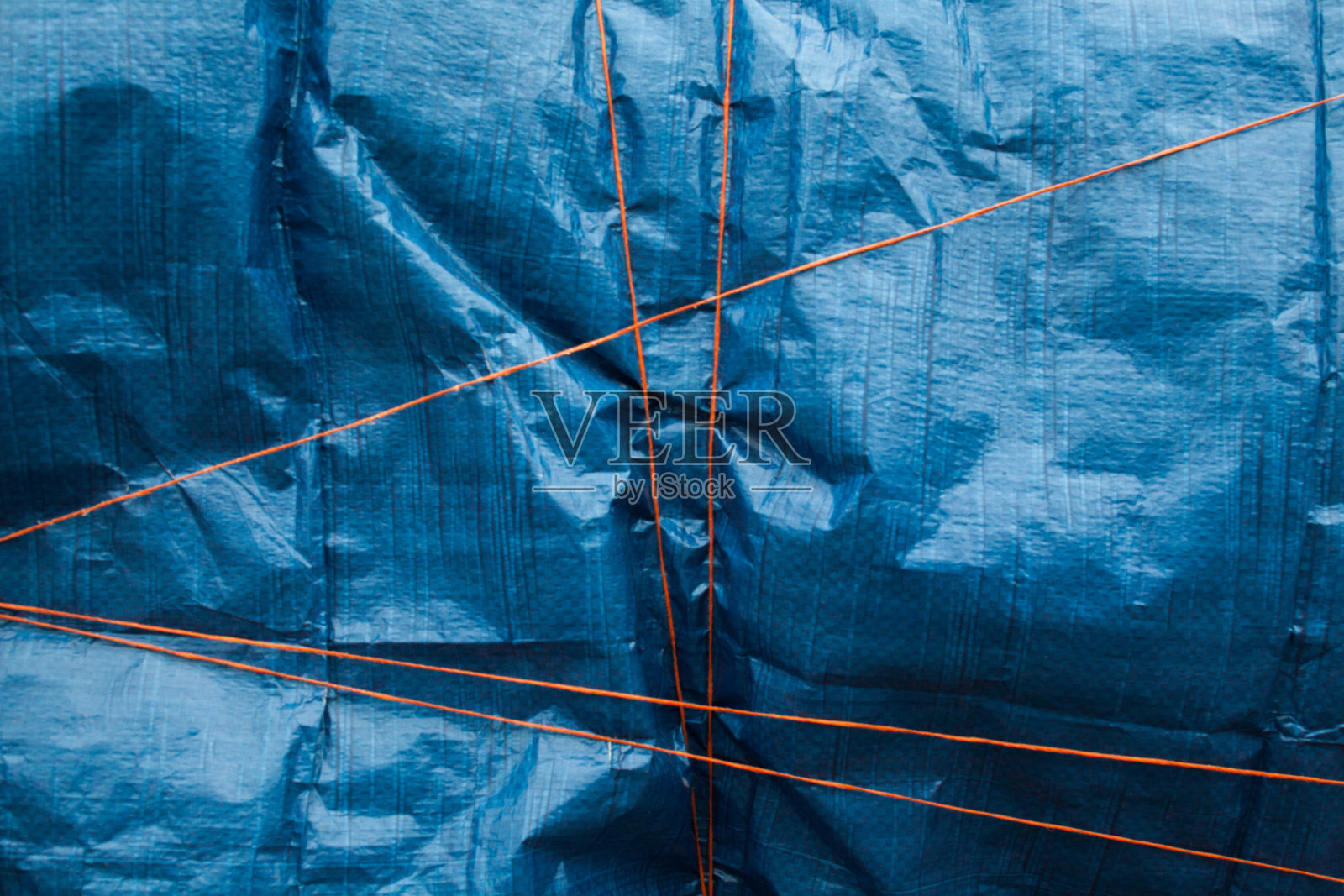 蓝色皱巴巴的合成织物。照片摄影图片