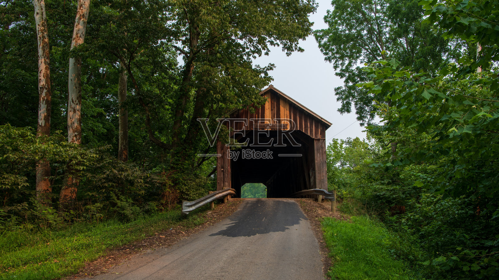 俄亥俄州布朗县的乔治米勒路覆盖桥照片摄影图片