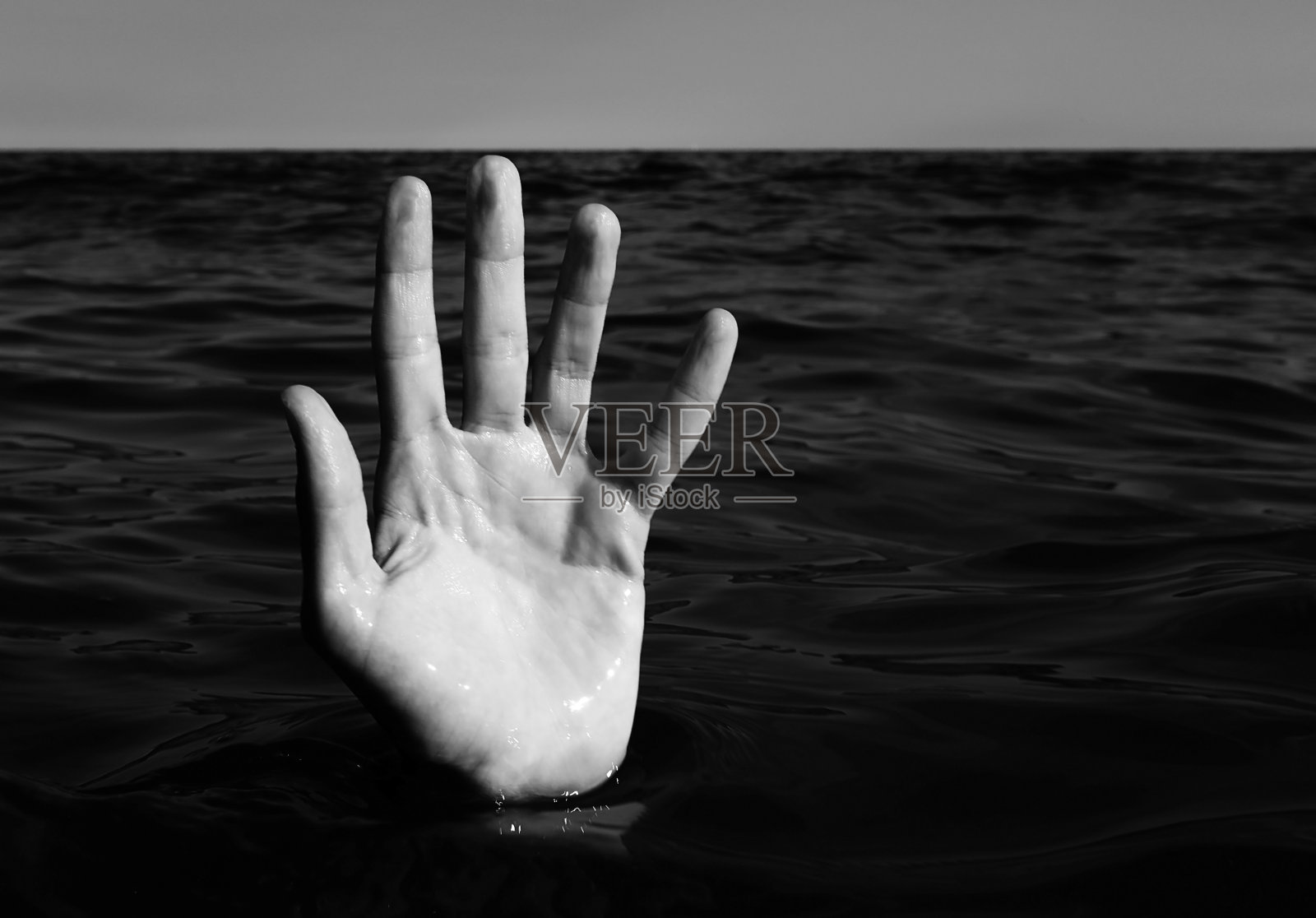 在海里溺水的人的五个手指照片摄影图片