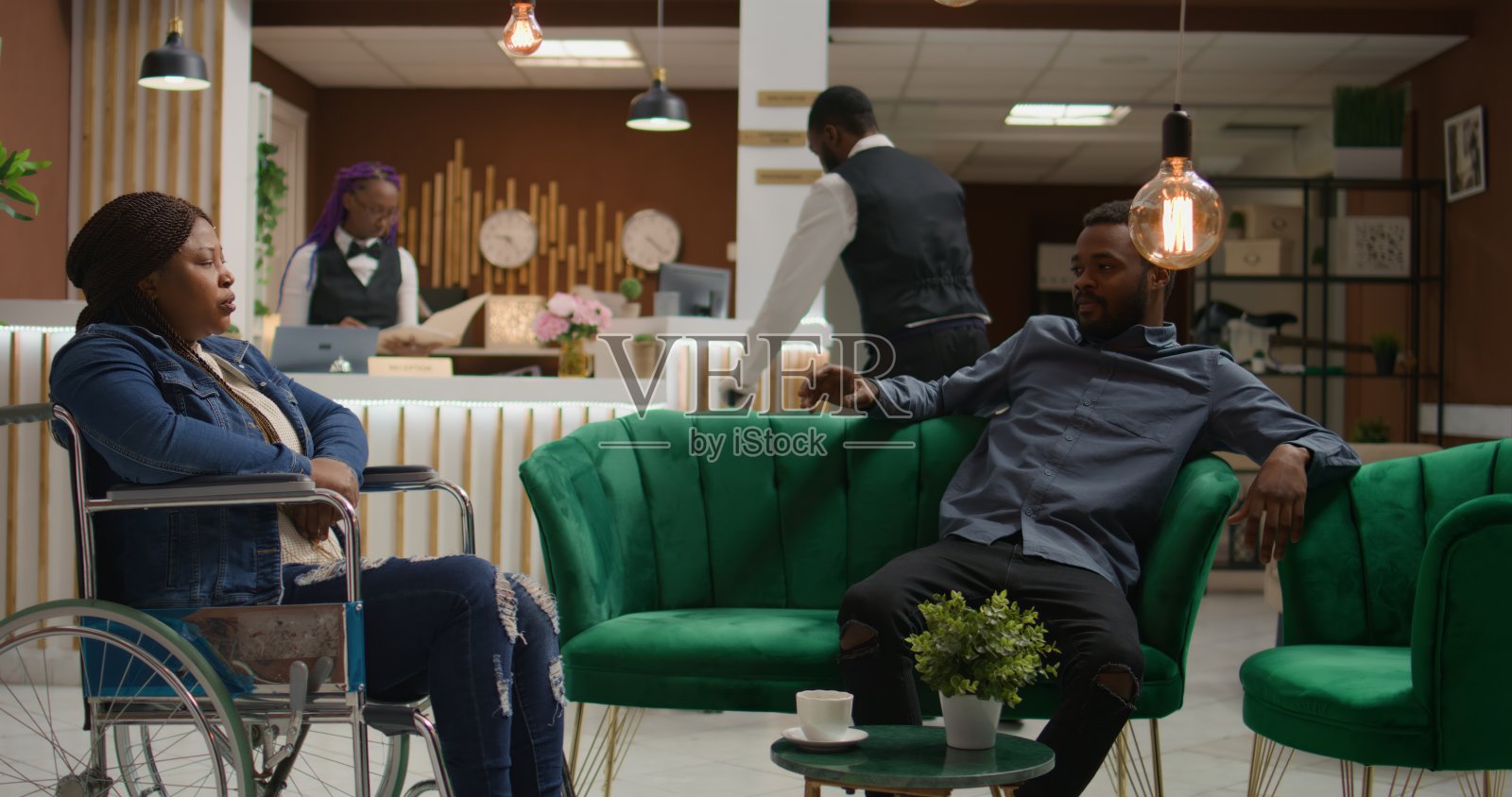 坐轮椅的非裔美国妇女照片摄影图片