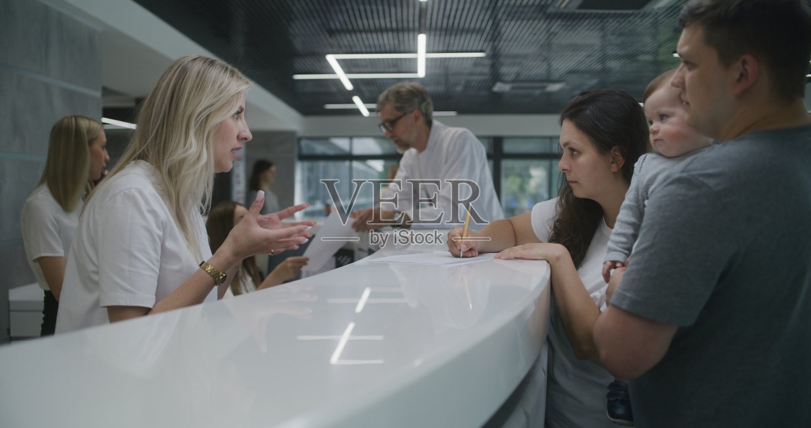 有小孩的家庭在诊所预约医生照片摄影图片