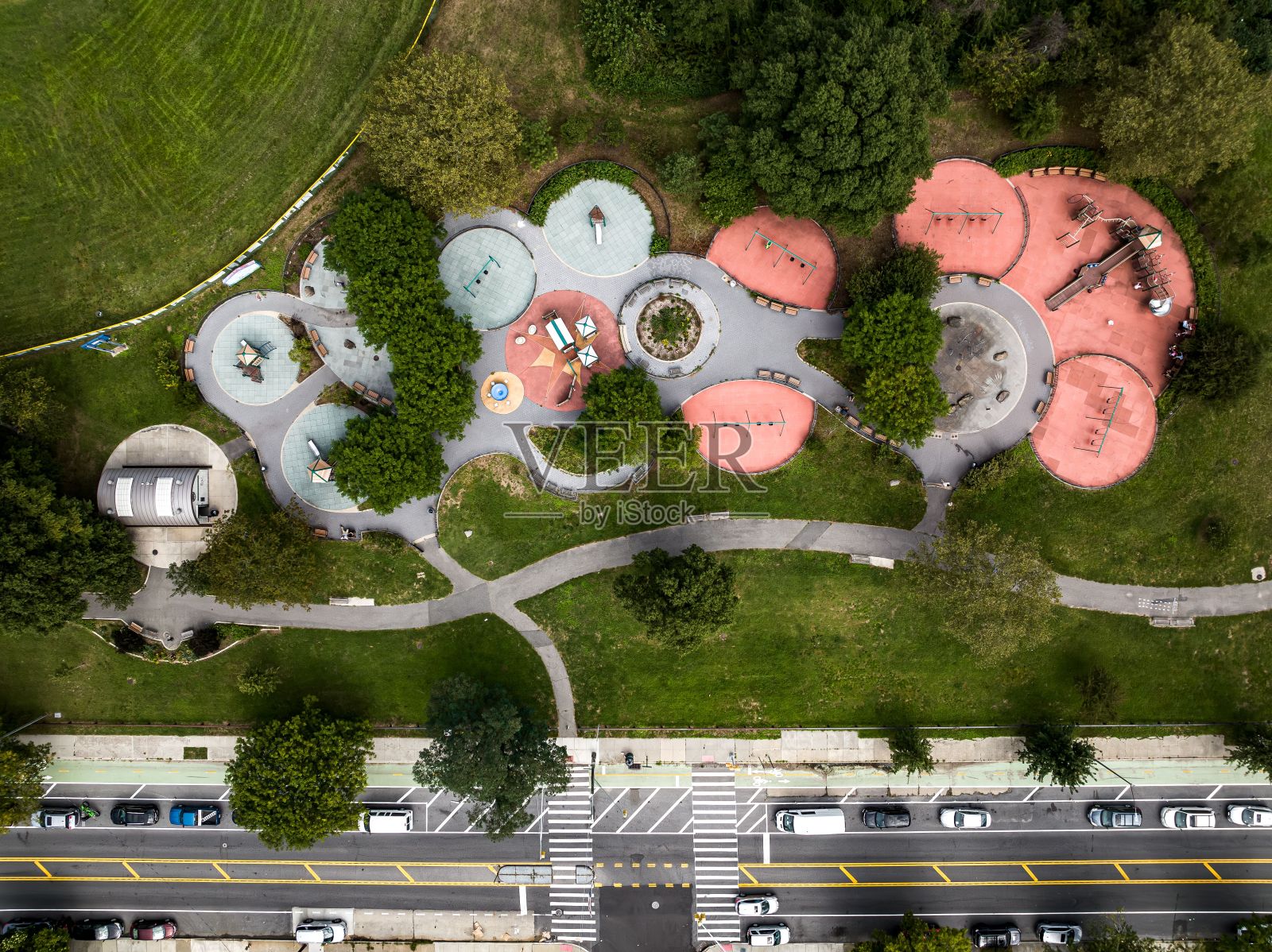 在一个阳光明媚的日子里，从空中俯瞰纽约布鲁克林一个美丽的游乐场照片摄影图片