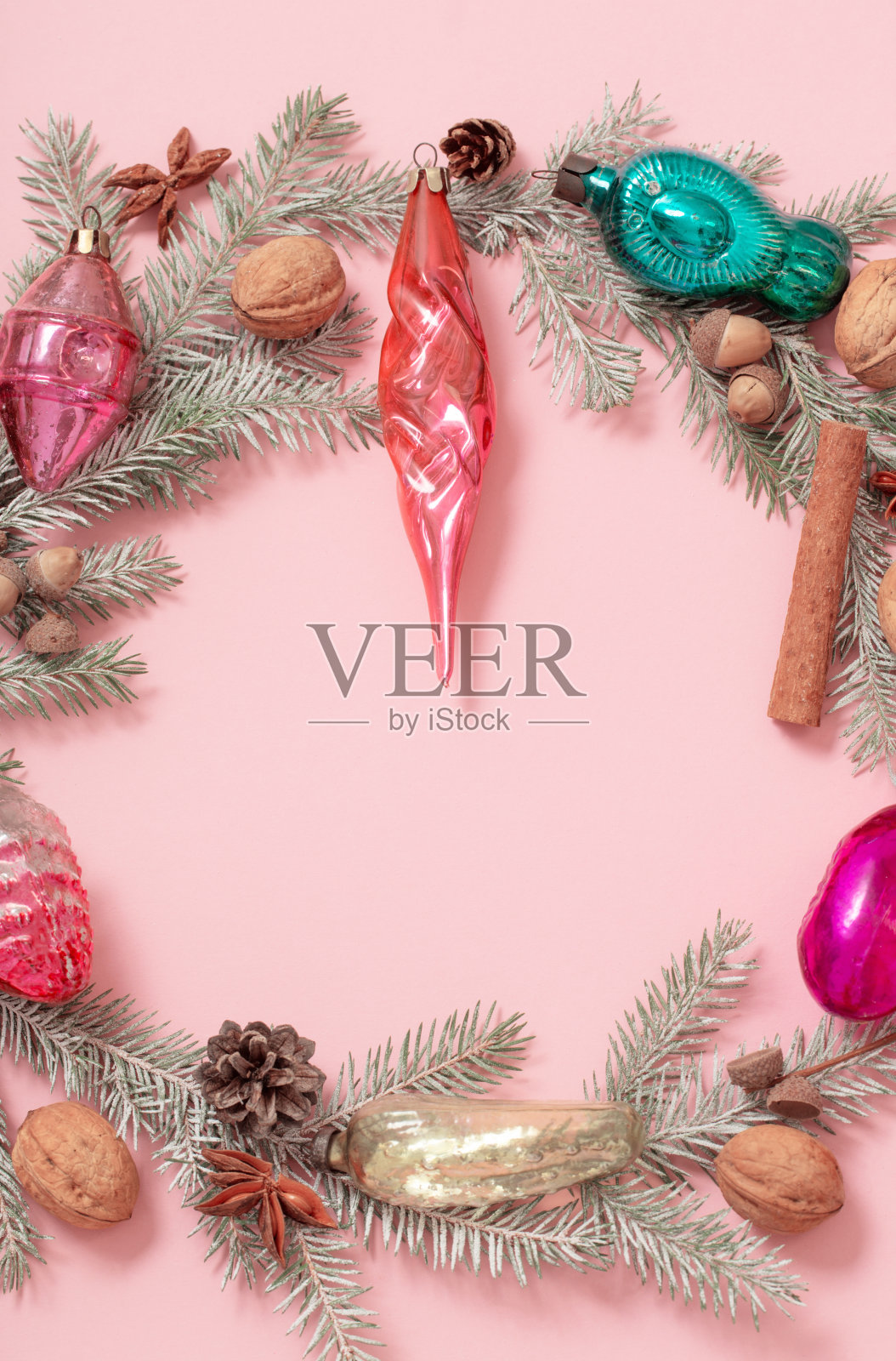 复古玻璃圣诞玩具在粉红色的背景照片摄影图片