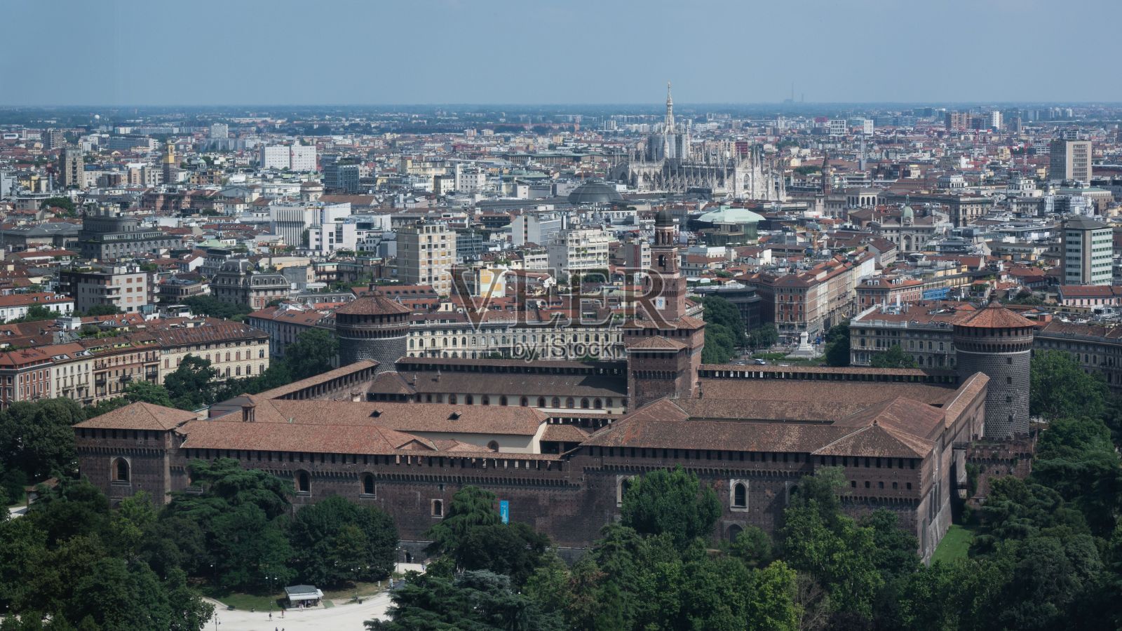 俯瞰米兰繁华的大都市和摩天大楼照片摄影图片
