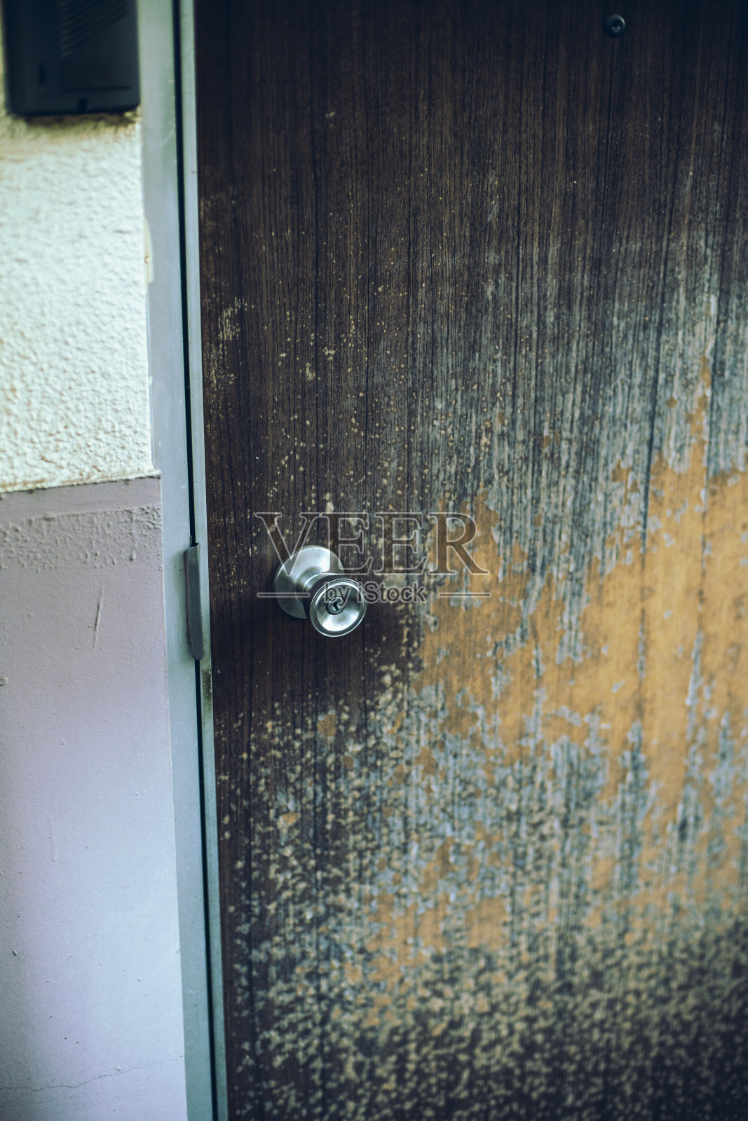 东京市中心一间旧公寓的门把手。照片摄影图片