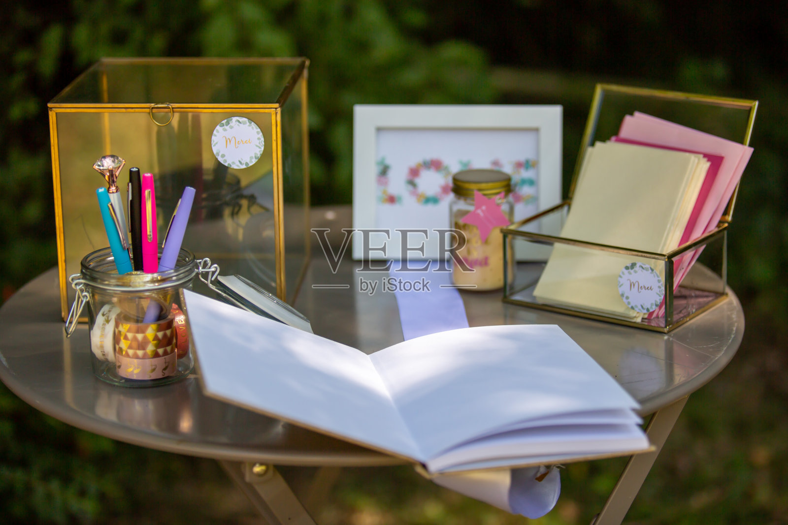 桌子配有笔记本、欢迎便签笔和卡片照片摄影图片