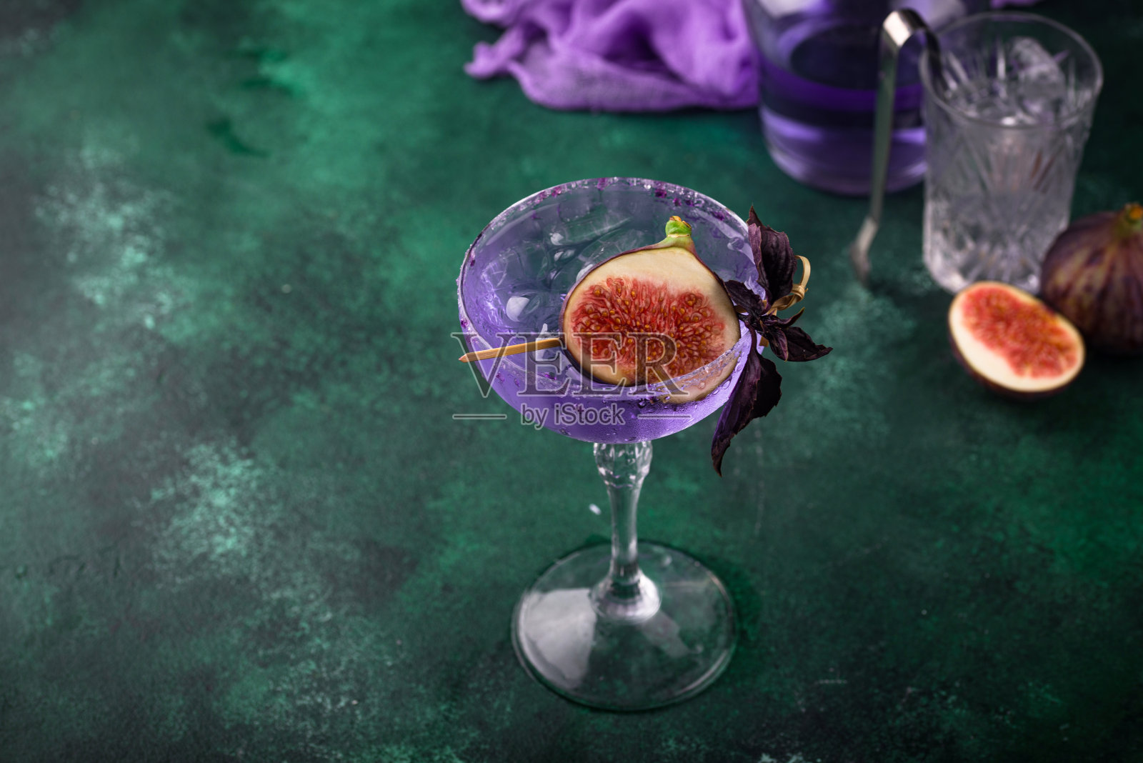 紫色无花果鸡尾酒或无酒精鸡尾酒照片摄影图片