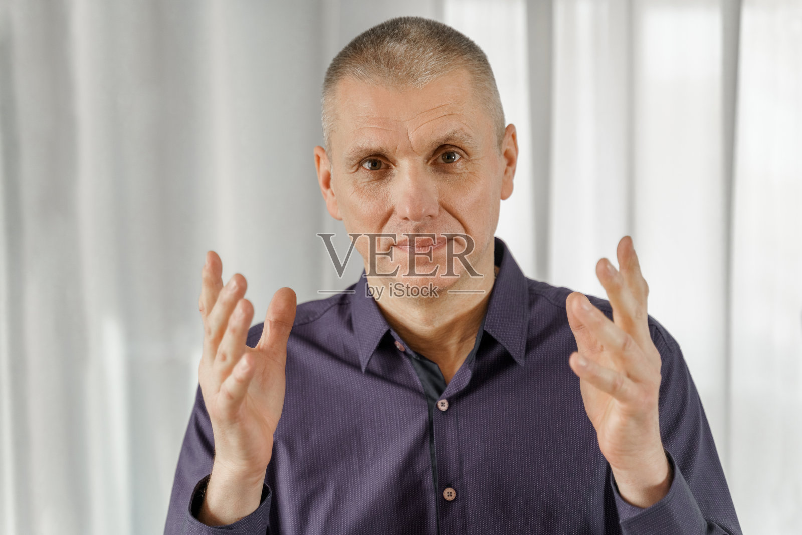 男经理用手势来吸引听众的注意力照片摄影图片