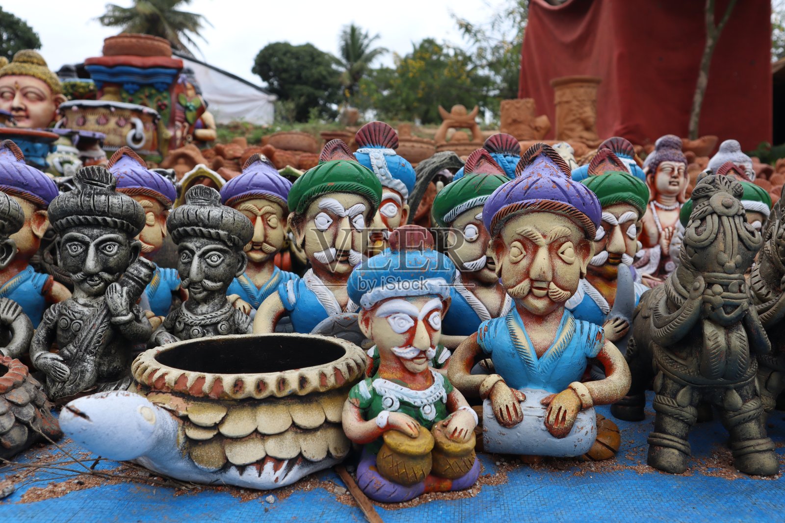 一组手工制作的拉贾斯坦邦音乐家兵马俑玩偶，并在印度涂上引人注目的颜色。照片摄影图片