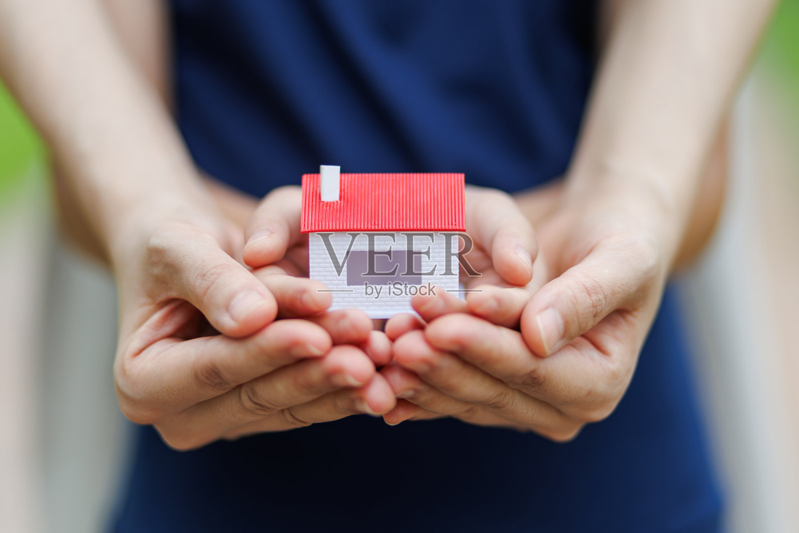 母亲和孩子手里拿着房屋模型照片摄影图片