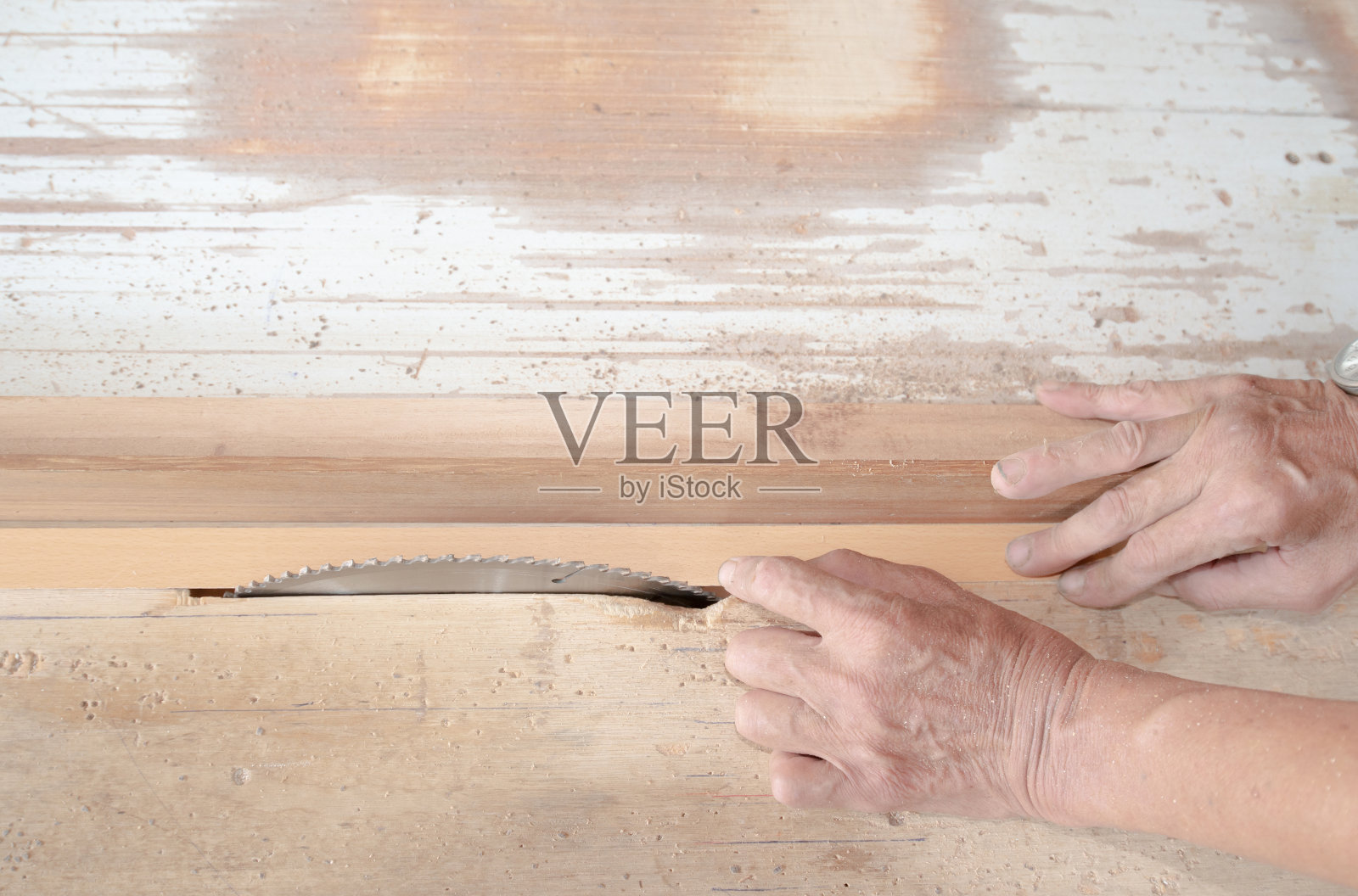 用老年人手中的危险工具工作的观点。照片摄影图片