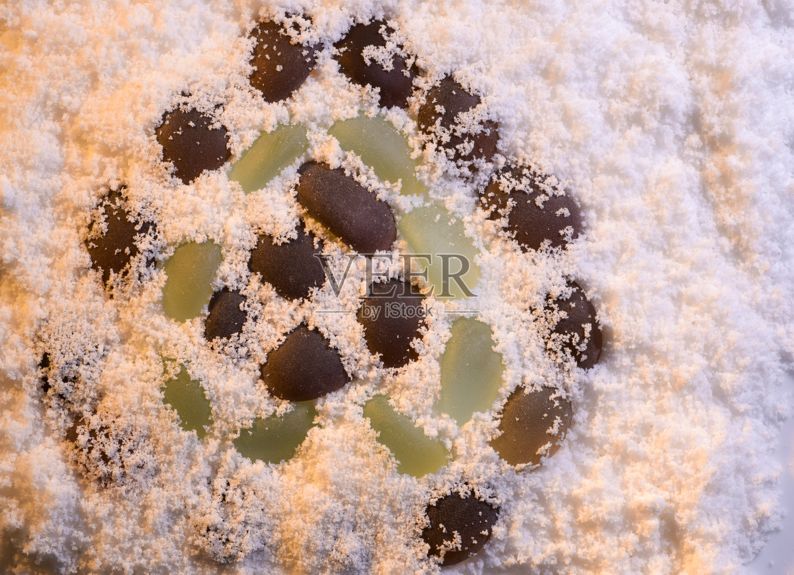 心形玻璃石头在雪圣诞图像和设计照片摄影图片