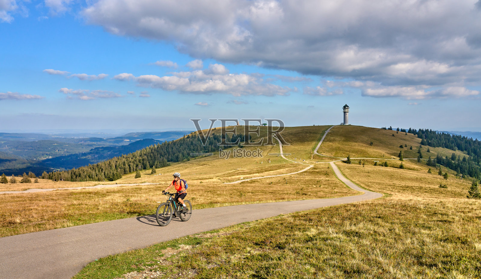 德国黑森林里骑电动山地车的女子照片摄影图片