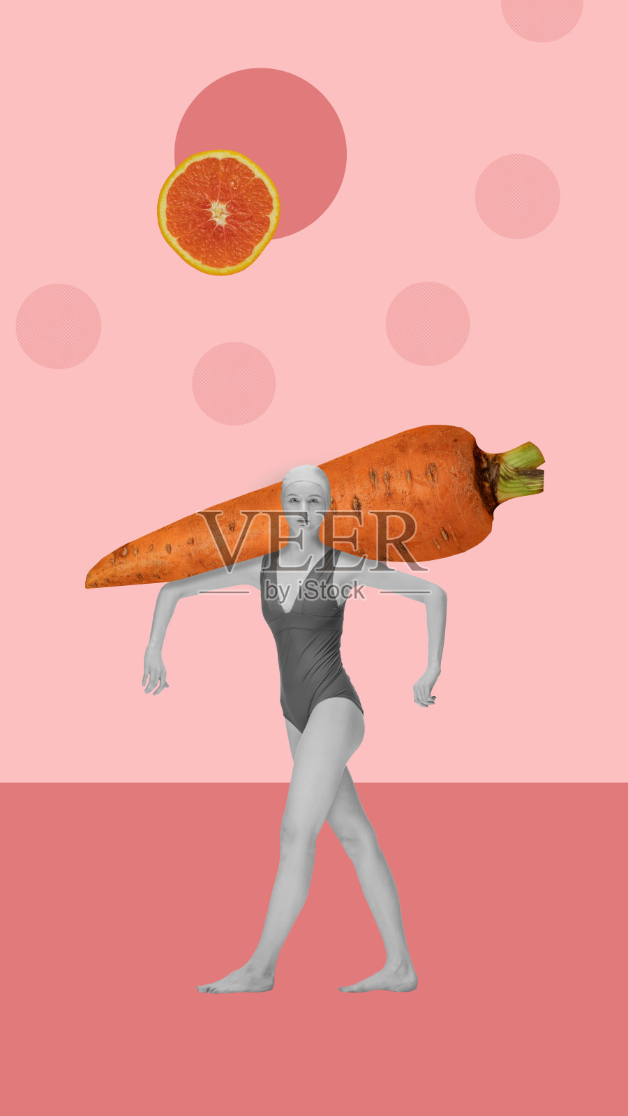 穿着泳装的年轻女孩站在粉红色的胡萝卜和橙色的背景上。新鲜。当代艺术拼贴。照片摄影图片