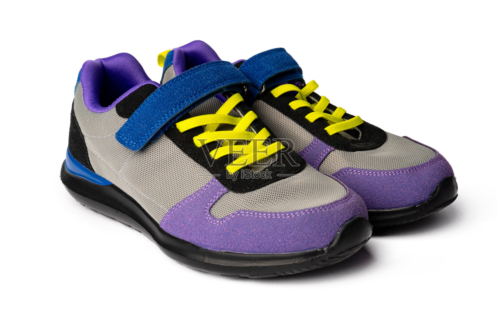 一双新运动鞋孤立在白色背景照片摄影图片