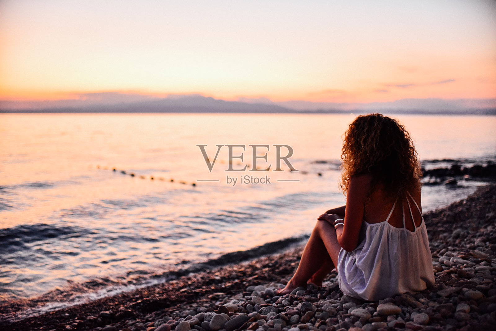 在海滩放松的女人照片摄影图片