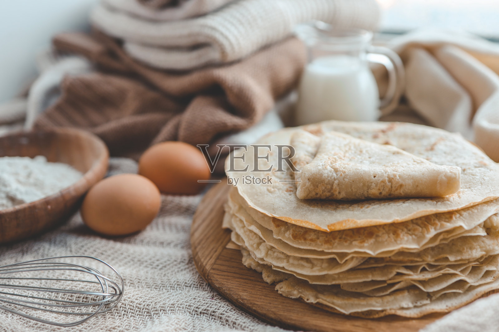 一叠自制煎饼，早安概念照片摄影图片