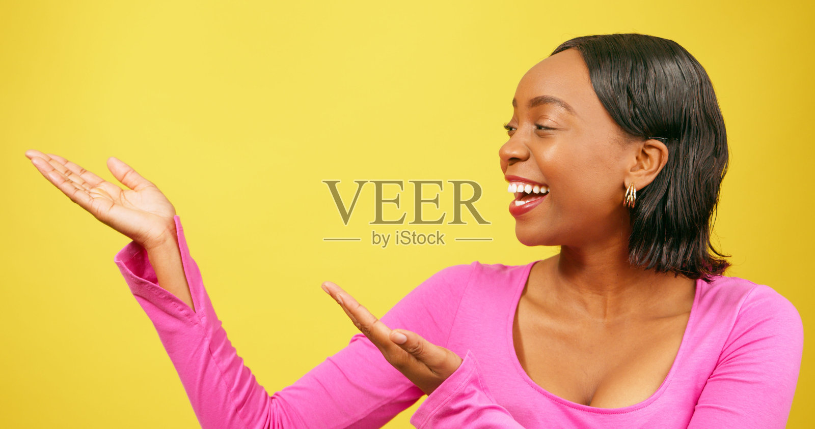 美丽的黑人女性用双手向上做手势寻找复制空间照片摄影图片