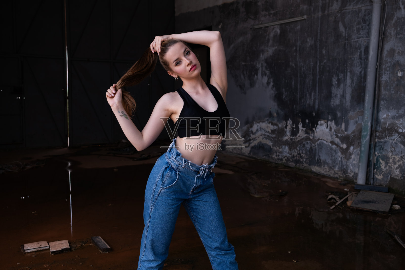 美丽的年轻女子照片摄影图片