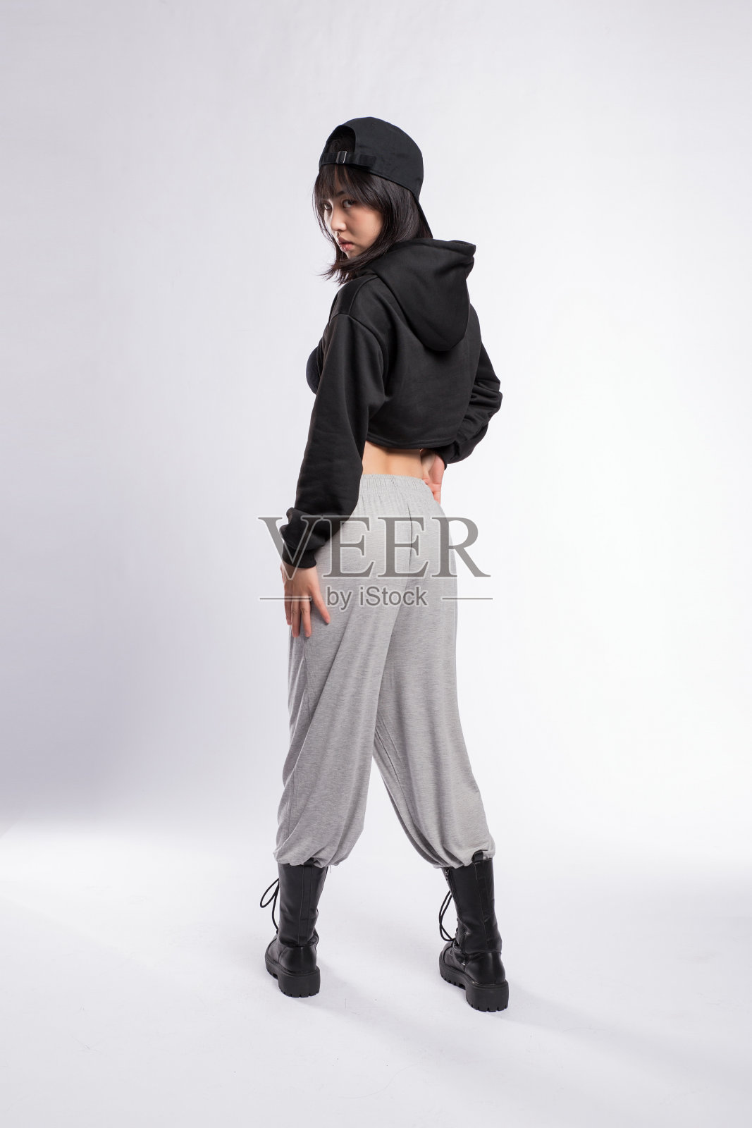 身穿嘻哈舞服装的女子对阵格雷照片摄影图片