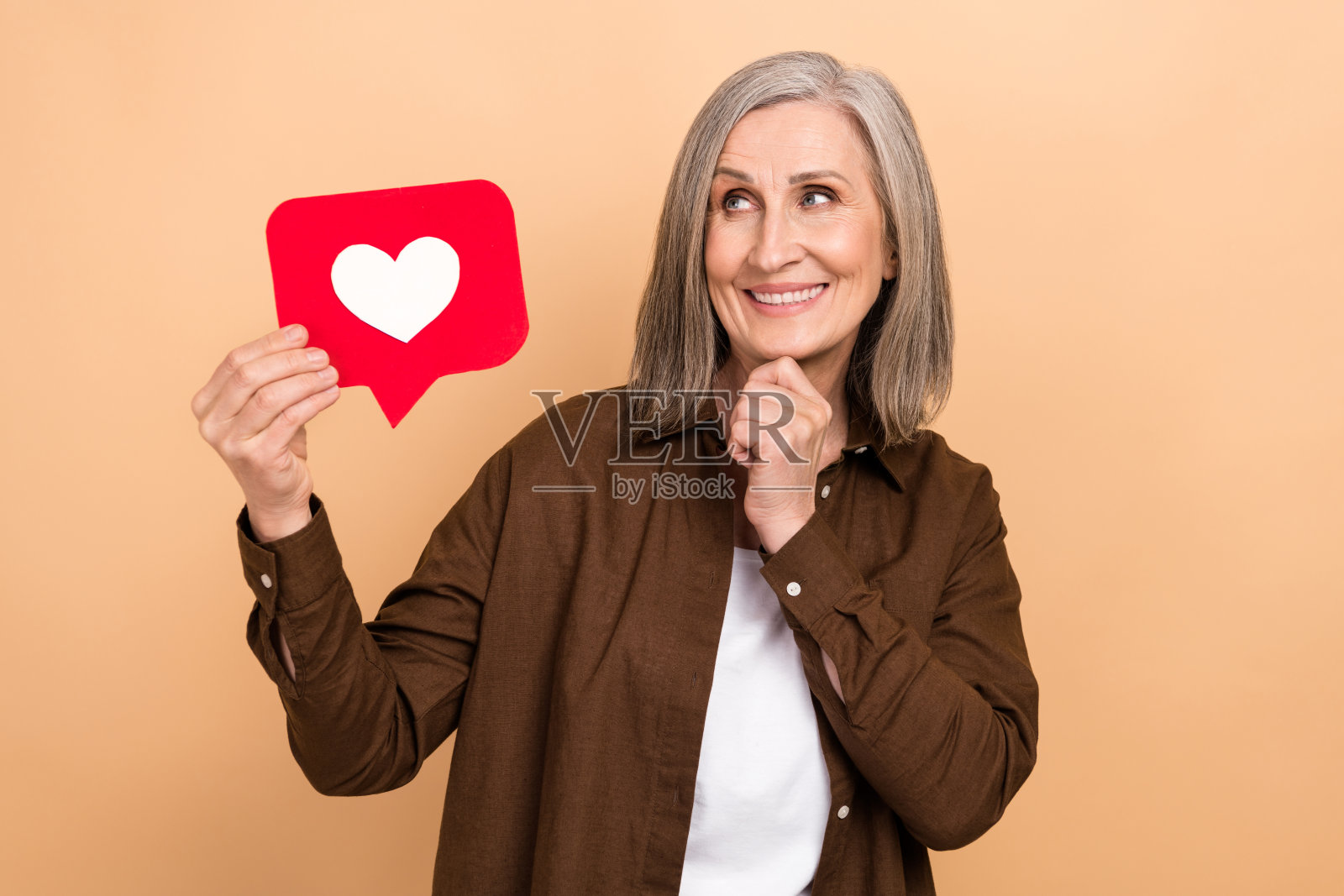照片的思想积极的老年妇女的手触摸下巴hold像通知卡看空空间孤立的米色背景照片摄影图片