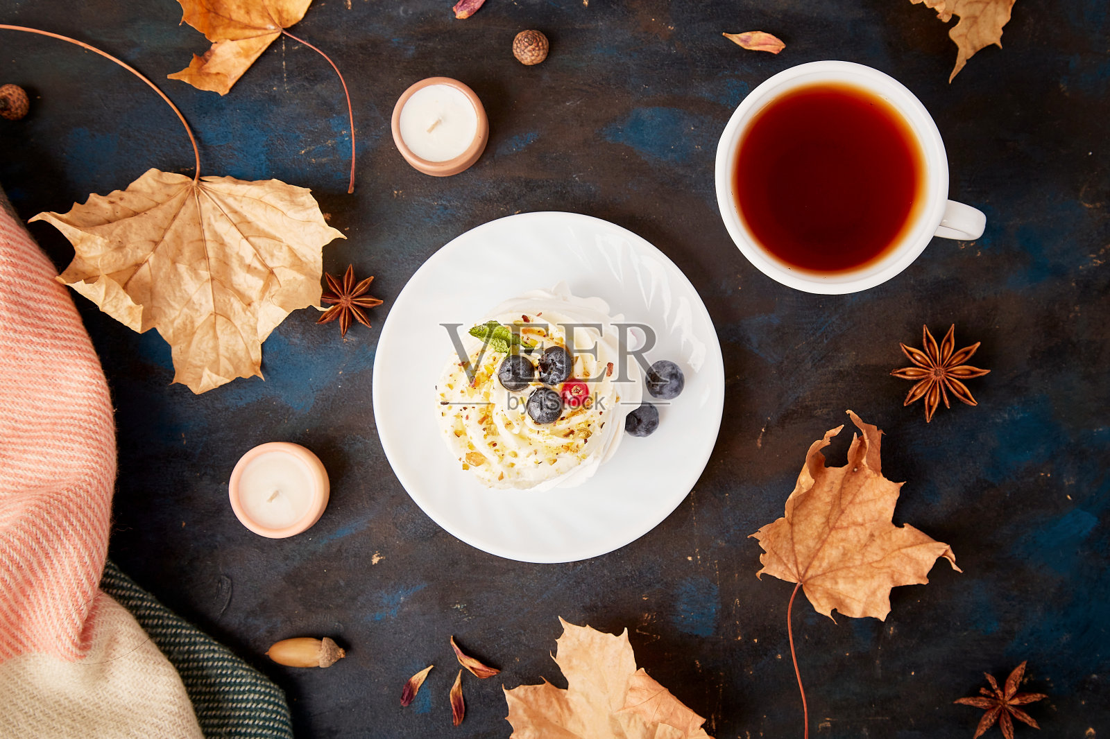 传统喜悦巴甫洛娃甜点与茶杯。秋天的茶点时间，背景的气息。Hygge美学照片摄影图片