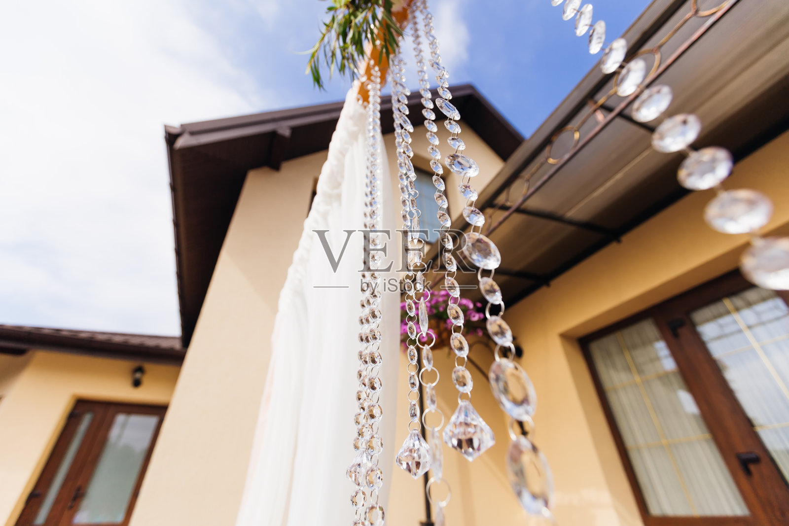 美丽的弧线装饰着白色薄纱和链条，餐厅的背景是透明的胡须。照片摄影图片