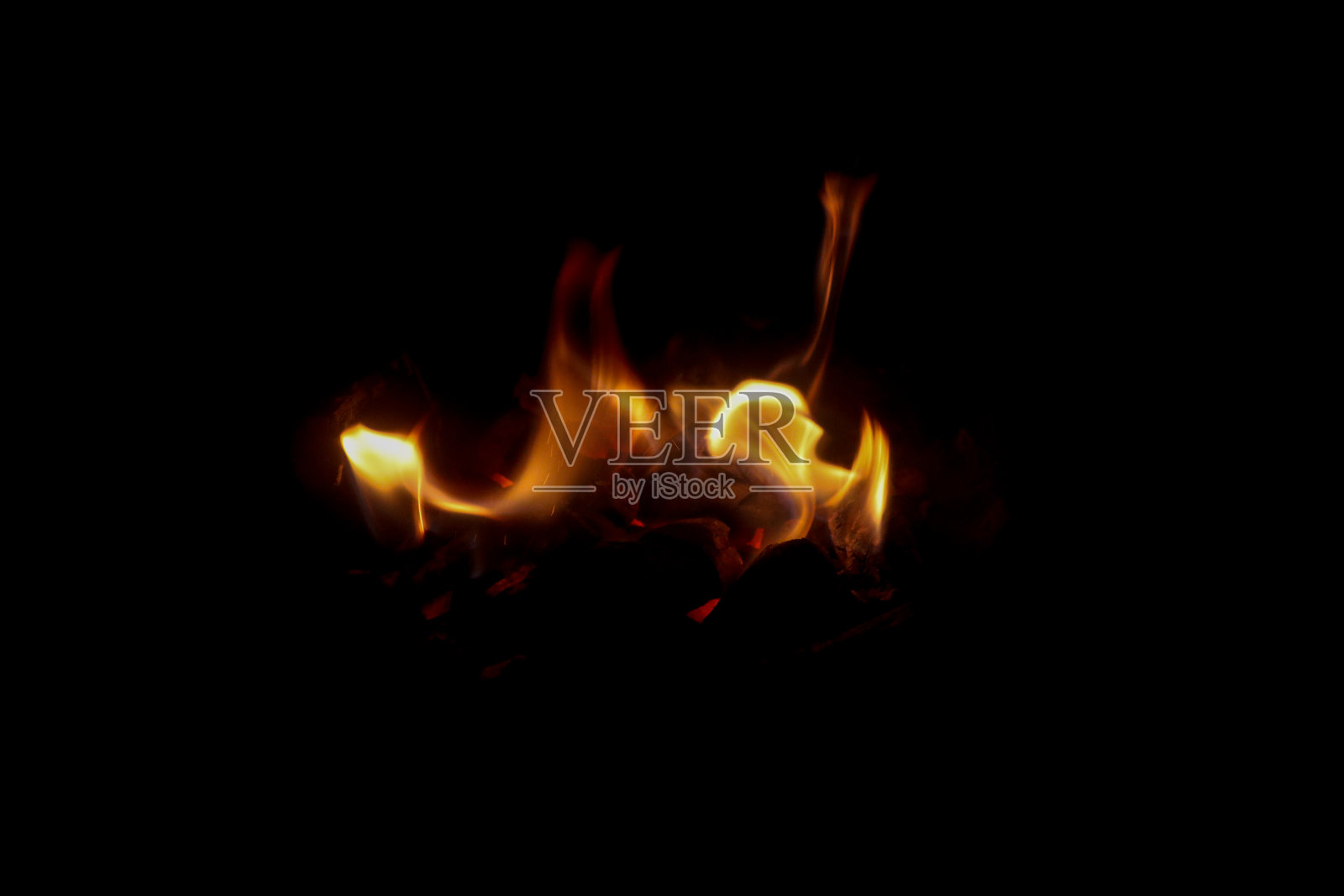 炉子里有燃烧的煤照片摄影图片