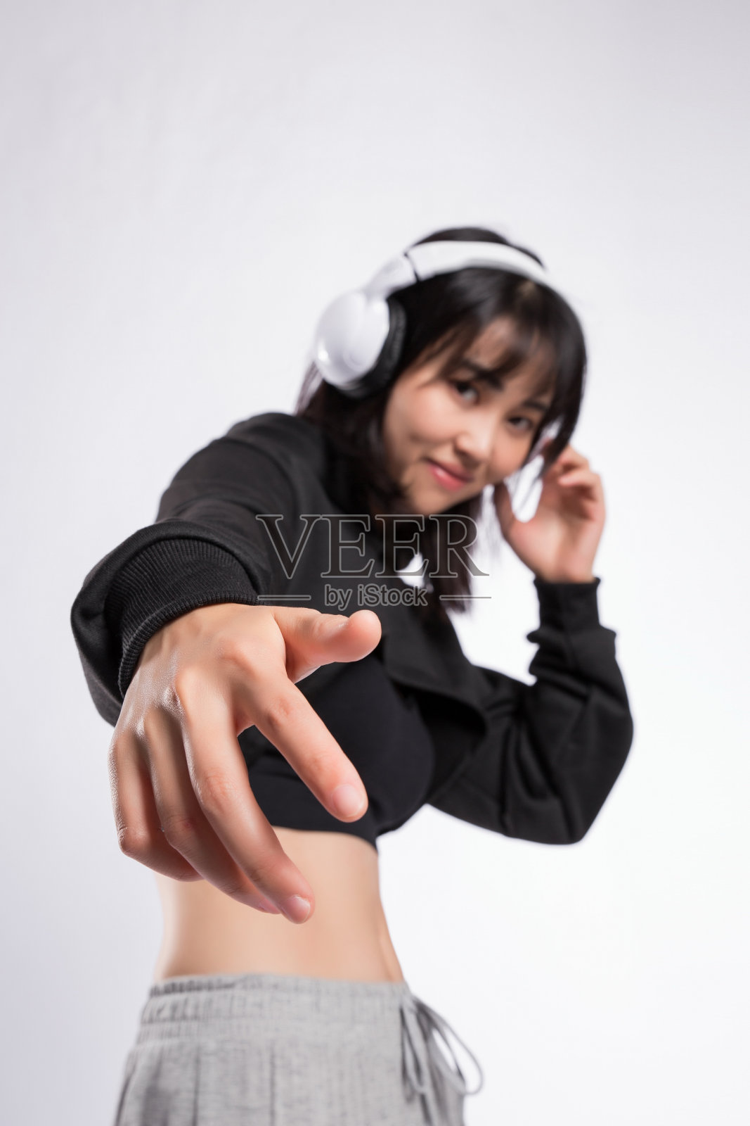 身穿嘻哈舞服装的女子对阵格雷照片摄影图片