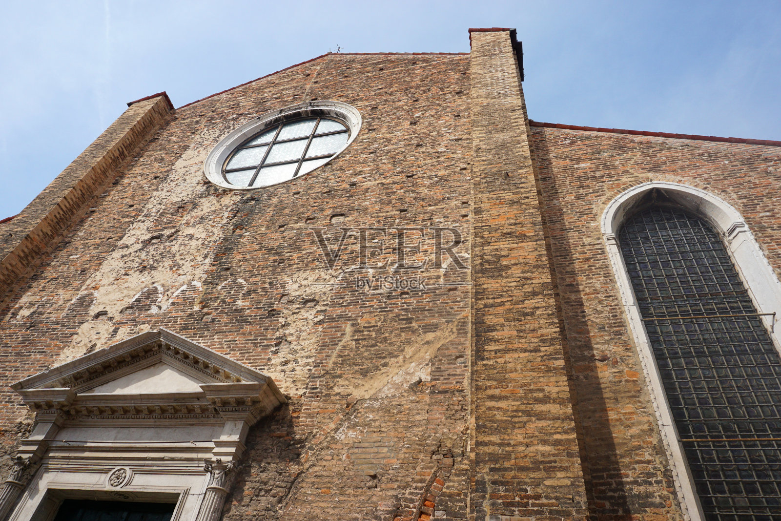 意大利穆拉诺岛的圣彼得教堂照片摄影图片