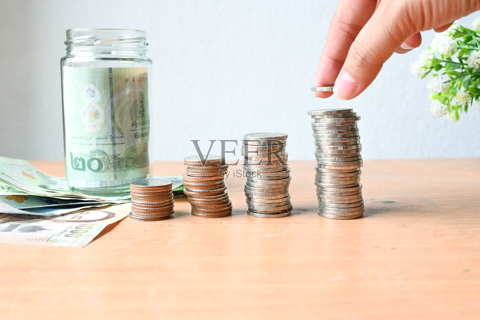 省钱的概念，硬币和钞票照片摄影图片