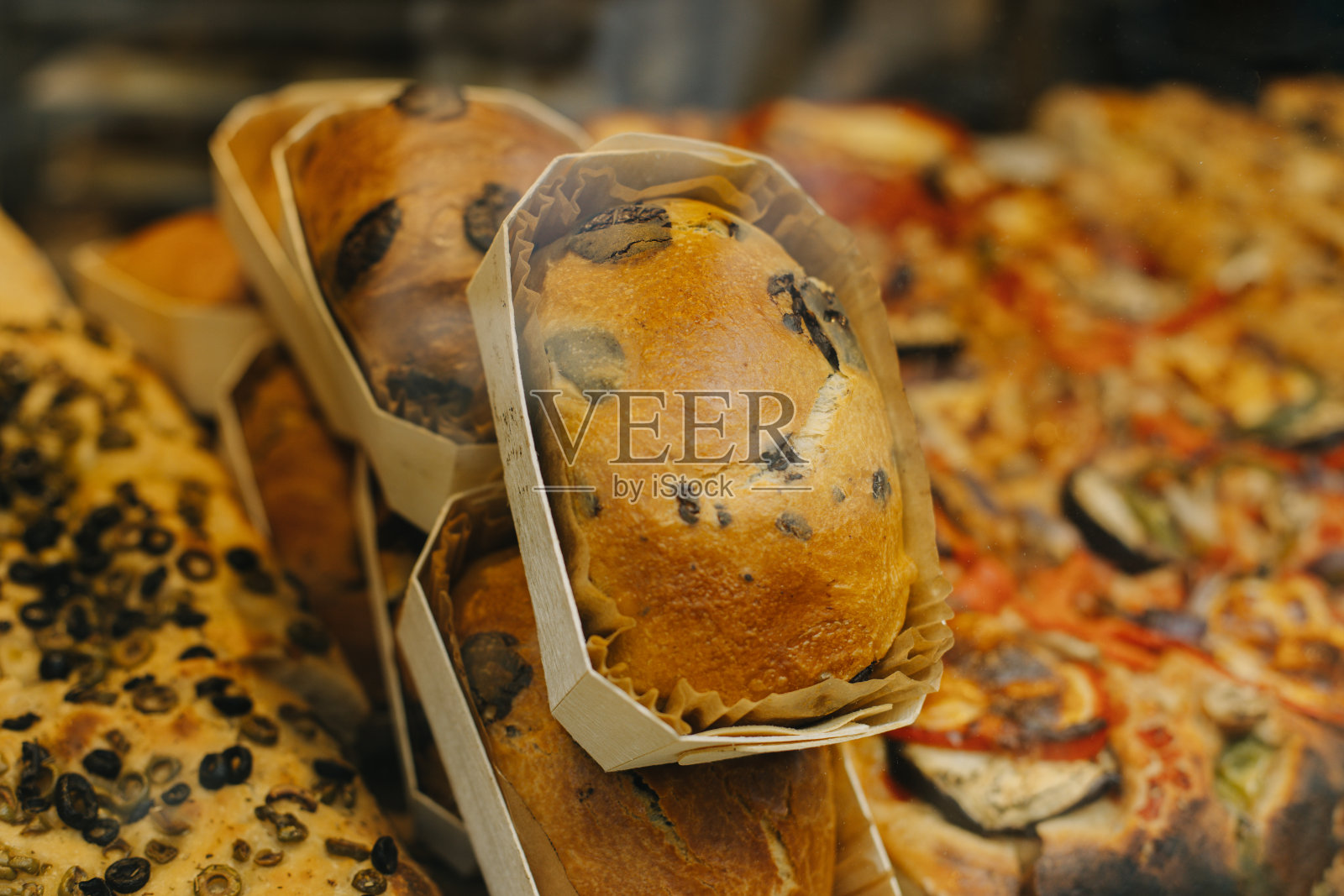 在传统面包店新鲜培育的美味。照片摄影图片