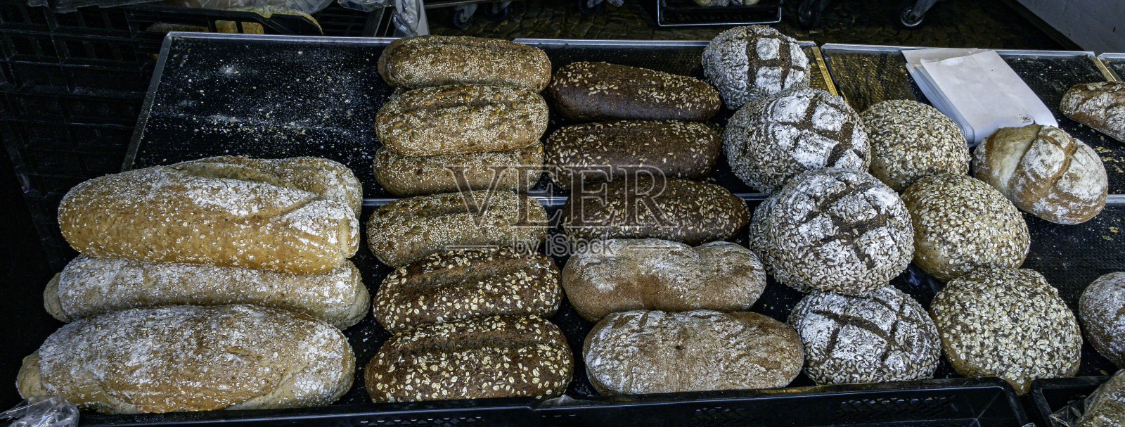 市场上有新鲜出炉的黑麦面包和小麦照片摄影图片