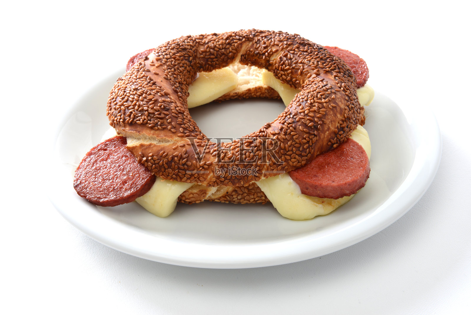 早餐拼盘由传统的土耳其百吉饼之间的卡沙尔奶酪和香肠准备照片摄影图片