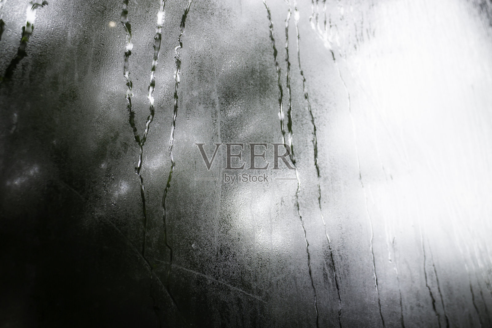 看着窗外的雨照片摄影图片