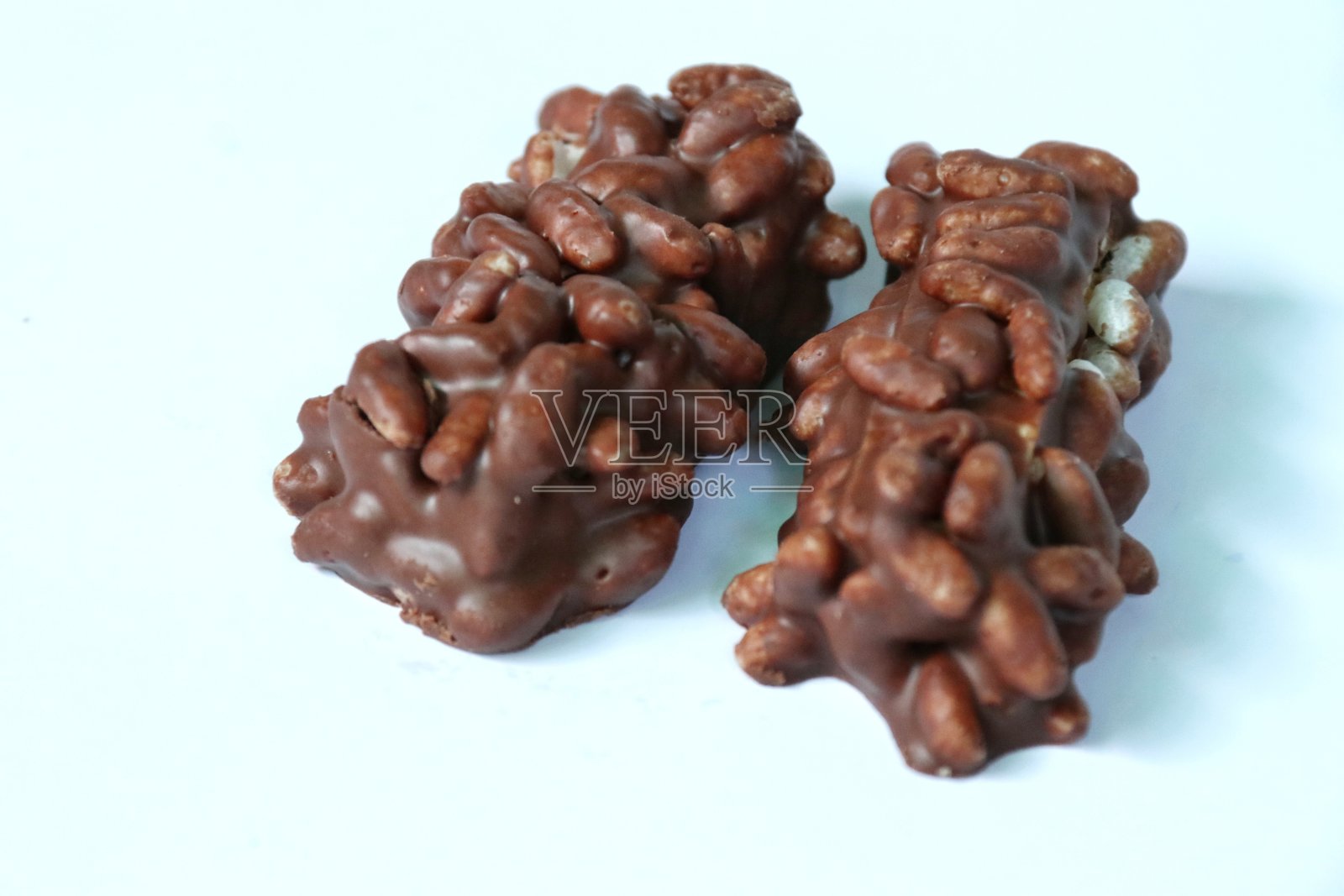 两块巧克力被隔离在白色的背景上照片摄影图片