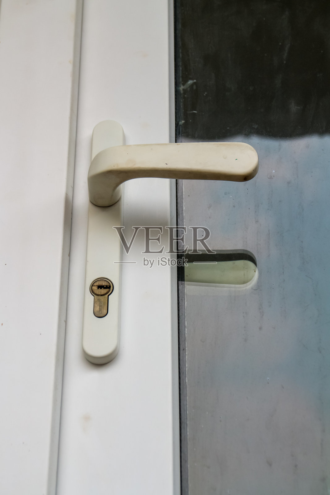 门上的把手和锁孔。照片摄影图片