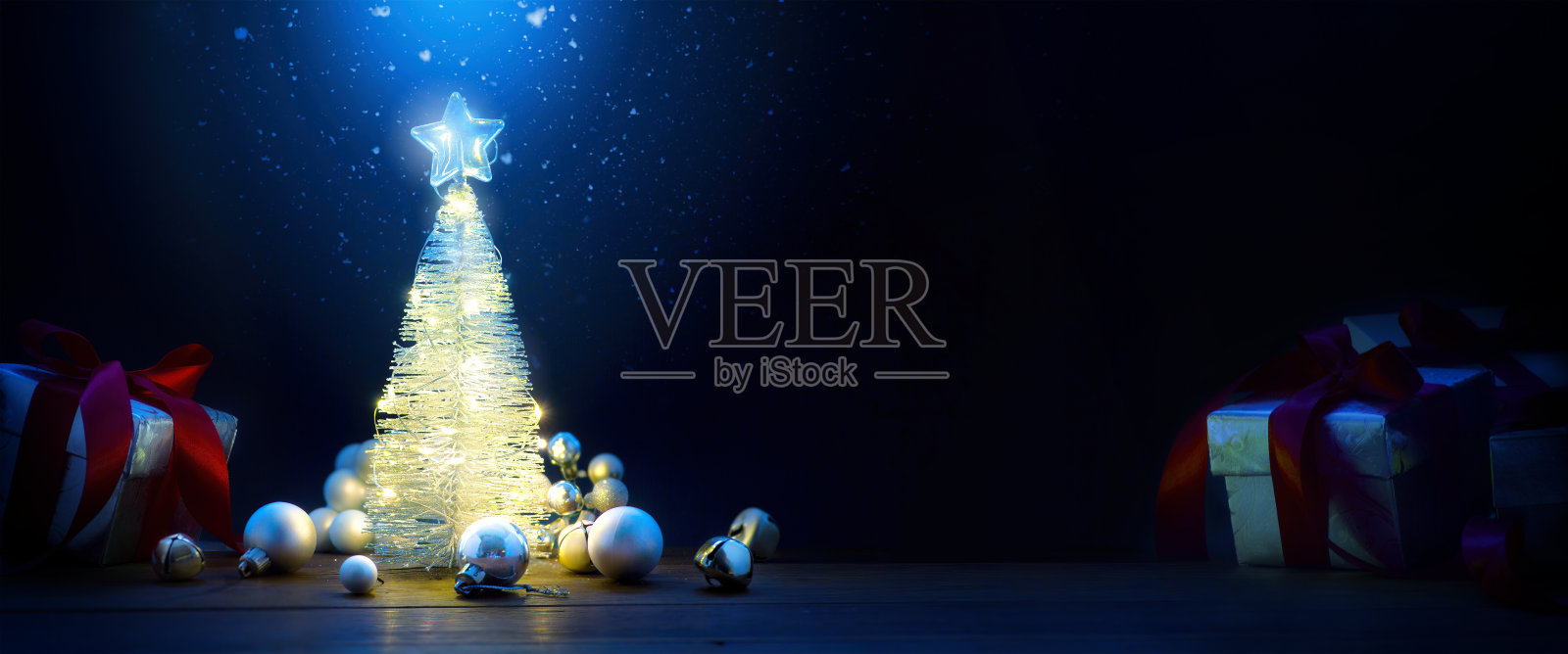 圣诞树和圣诞灯。圣诞横幅或贺卡设计与复制空间照片摄影图片