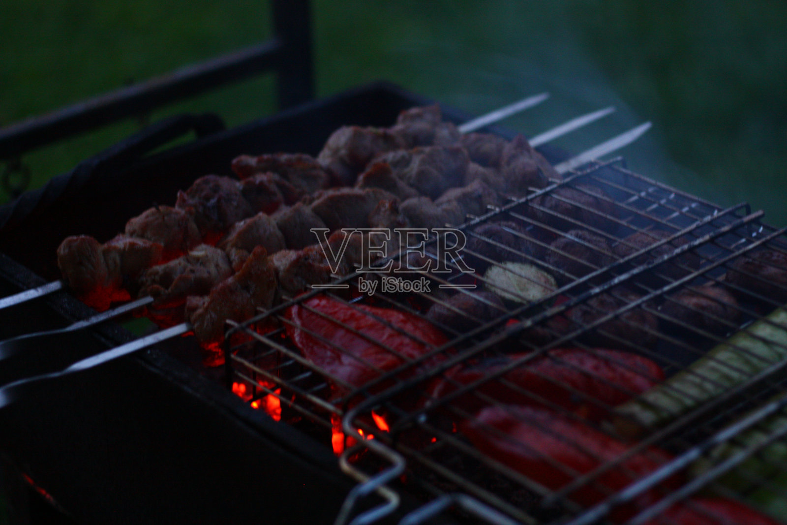 烹饪蔬菜和肉类照片摄影图片