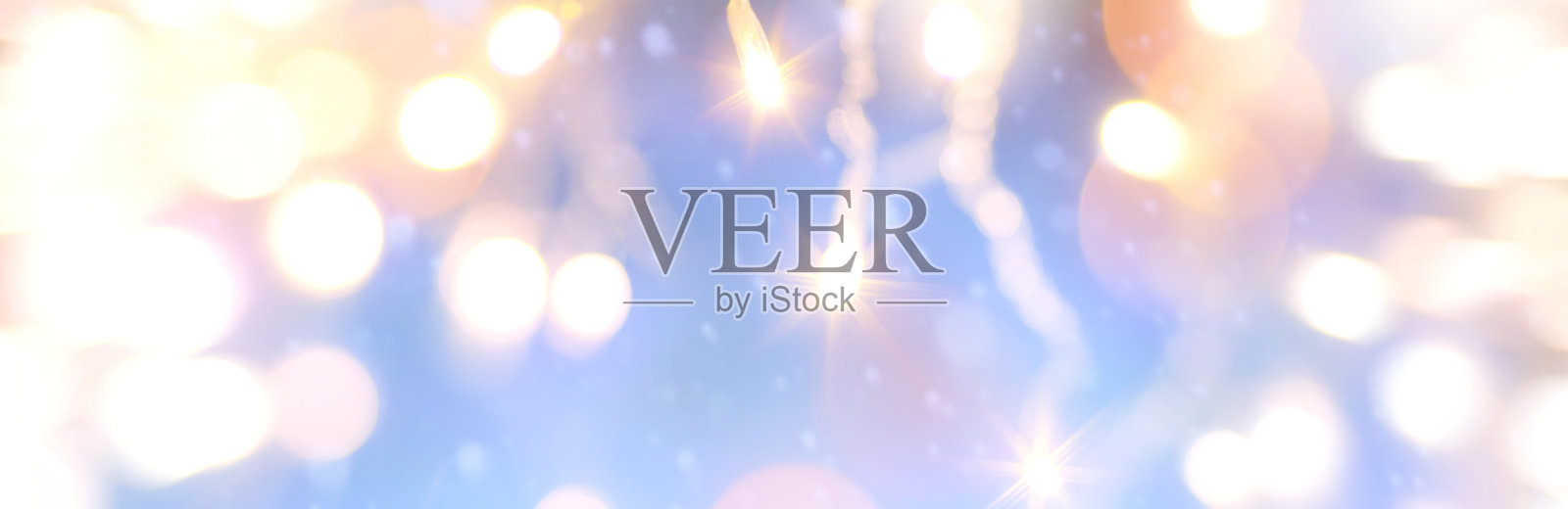 艺术圣诞灯和飘落的雪在蓝色的背景。圣诞彩灯横幅设计照片摄影图片