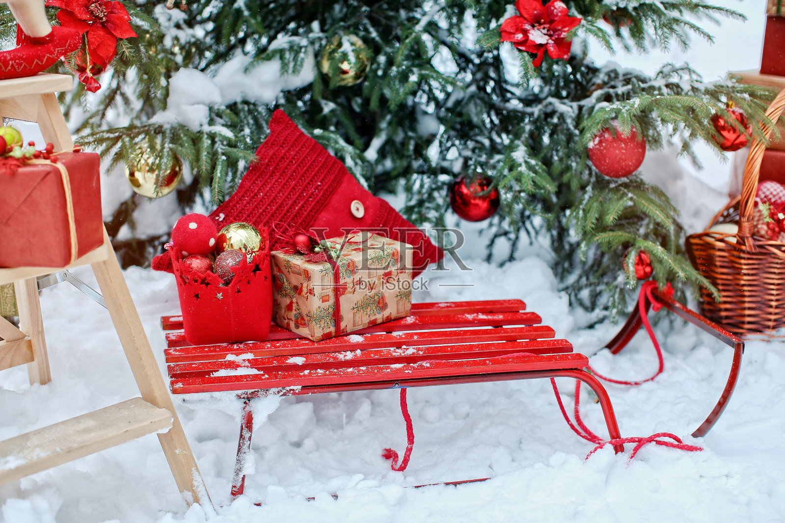 白雪覆盖的森林里的圣诞装饰照片摄影图片