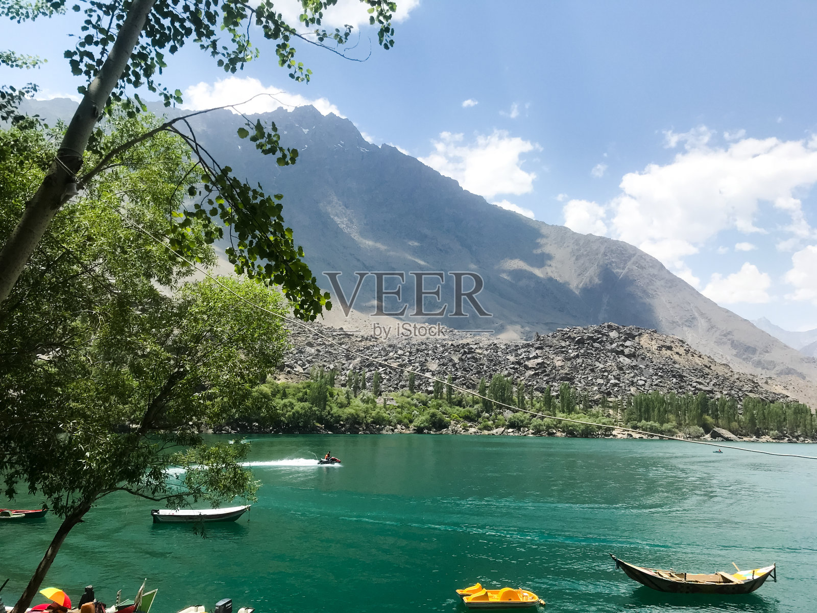 斯卡杜之旅Deosai Minimerg Rama湖，乘船照片摄影图片