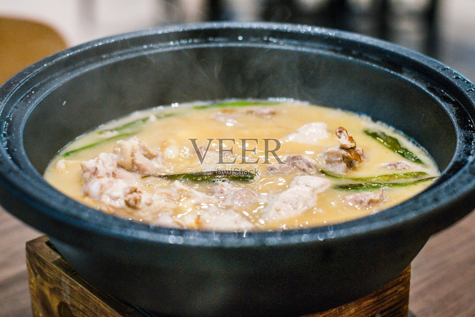 塔吉锅烤鸡-用陶土塔吉锅烤鸡照片摄影图片