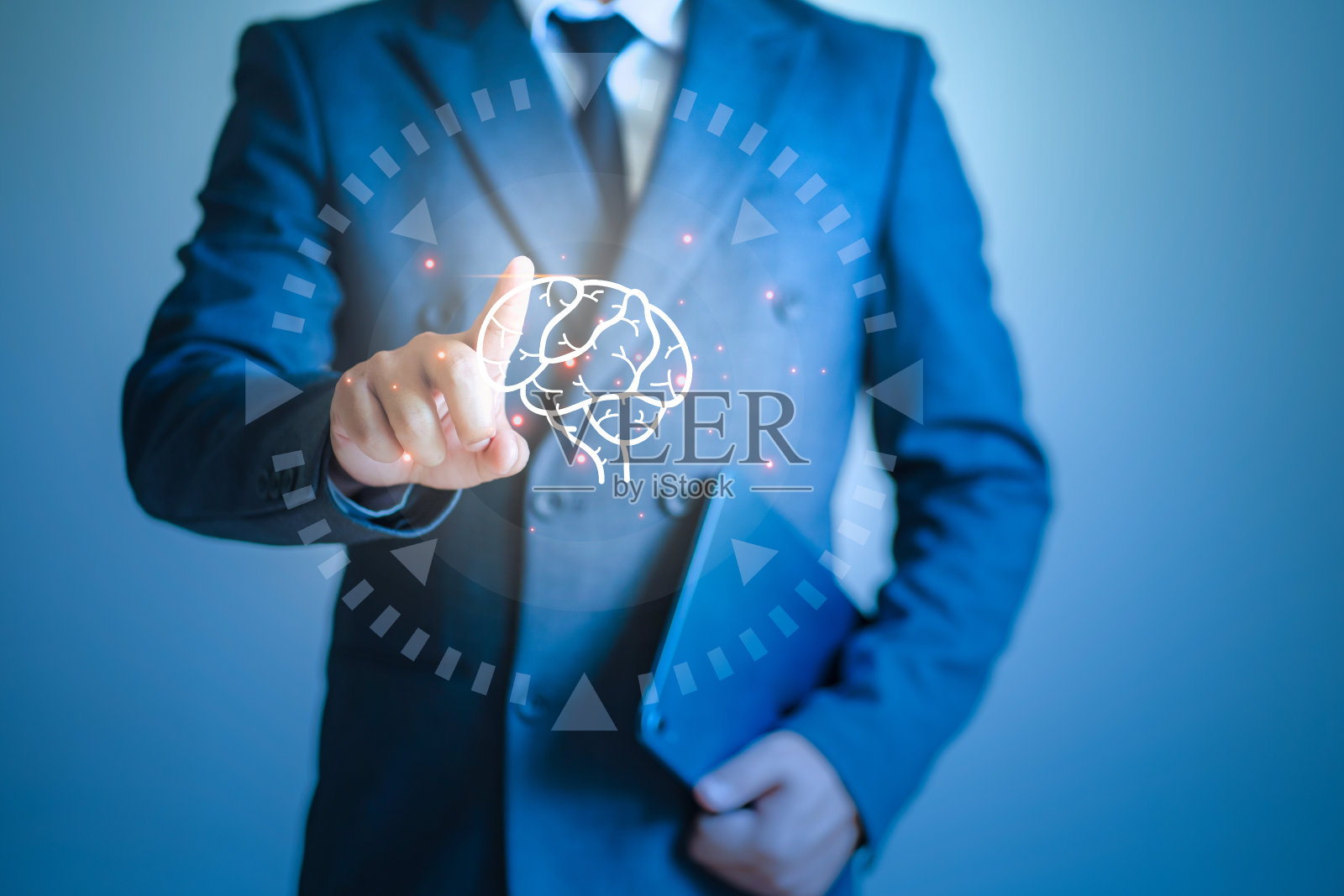 商人用手指着大脑用现代科技搜索照片摄影图片